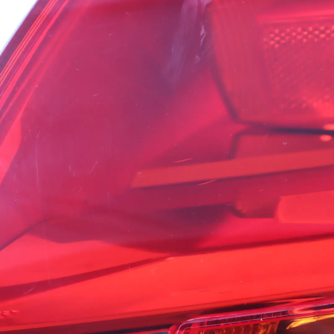 Audi TT 8J Feu arrière droit Lumière Couvercle de coffre Coffre hayon - SKU 8J0945096B - Numéro de pièce 8J0945096B