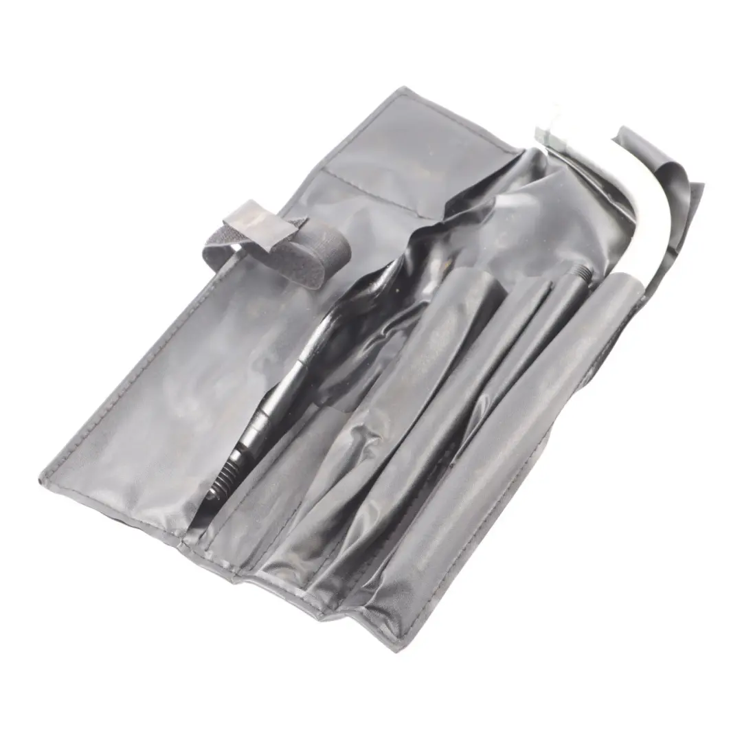 Kit Attrezzi Emergenza Pneumatici Custodia Bagagliaio per Audi A4 S4 B9 con numero di parte 8N0012219 Audi A4 S4 B9 Kit Attrezzi Emergenza Pneumatici Custodia Bagagliaio - SKU 8N0012219-1 - Numero di parte 8N0012219