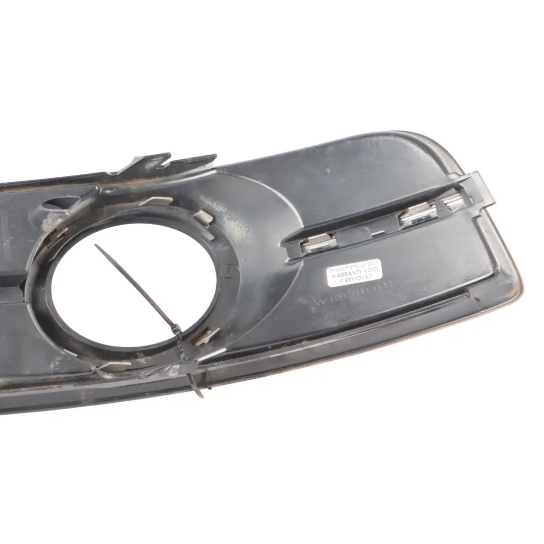 Atrapa Kratka Osłona Halogenu Zderzaka do Audi A3 8P o numerze 8P0807681AA Audi A3 8P Atrapa Kratka Osłona Halogenu Zderzaka - SKU 8P0807681AA - Numer Części 8P0807681AA