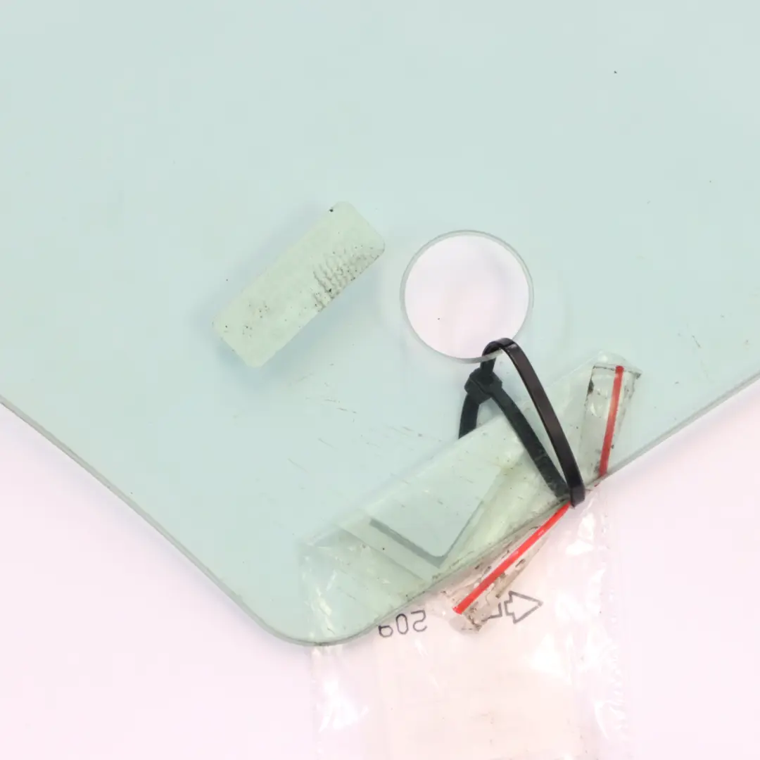 Szyba Boczna Drzwi Przód Prawo do Audi A5 8T o numerze 8T8845202B Audi A5 8T Szyba Boczna Drzwi Przód Prawo - SKU 8T8845202B - Numer Części 8T8845202B