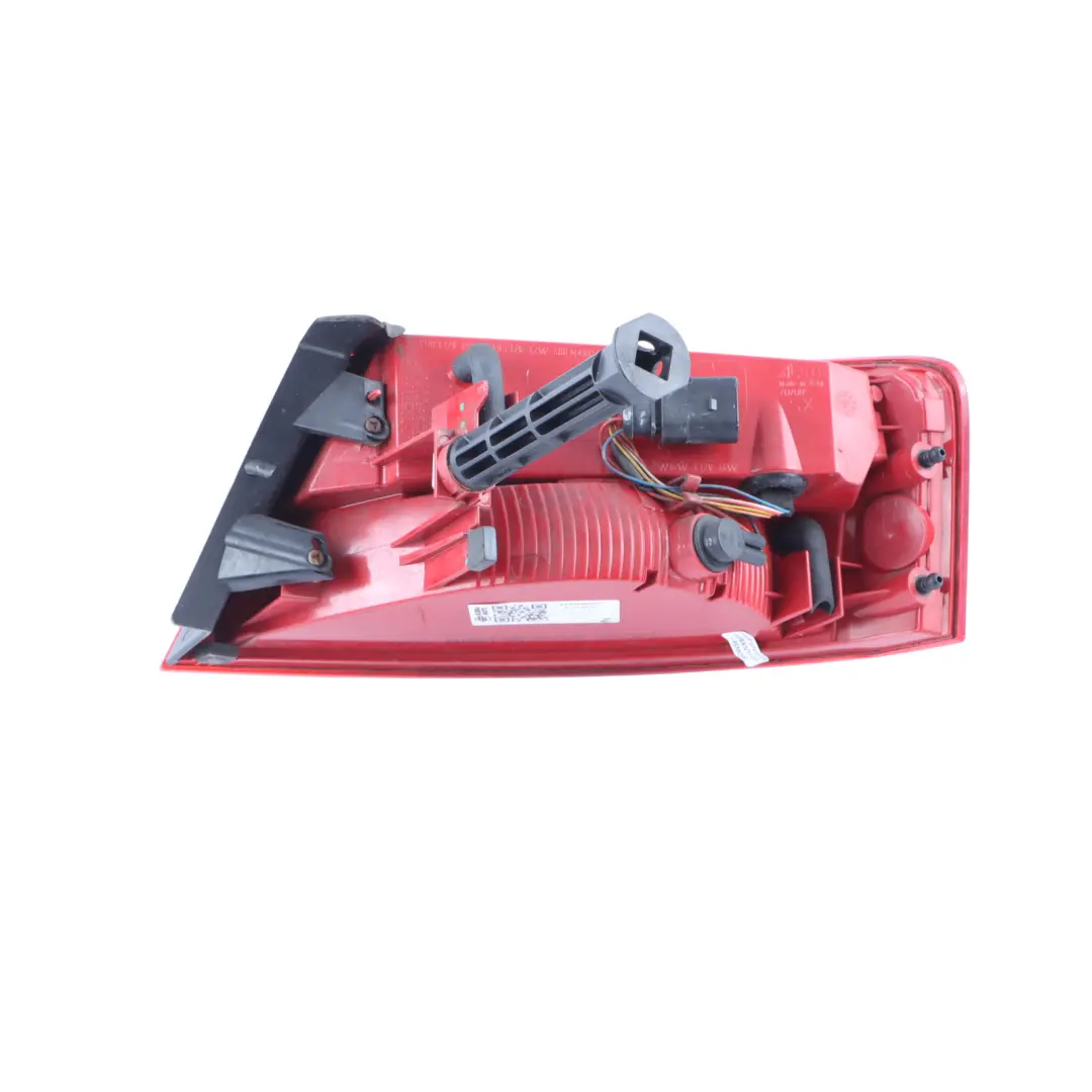 Hinteres Rücklicht Lampe Seite Panel Äußere Links für Audi A5 8T mit Teilenummer 8T8945095D Audi A5 8T Hinteres Rücklicht Lampe Seite Panel Äußere Links - SKU 8T8945095D - Teilenummer 8T8945095D