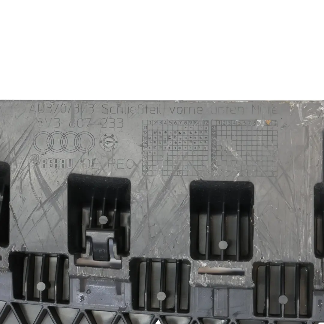 Paraurti Undertray Anteriore Inferiore Centro Coperchio per Audi A3 8V con numero di parte 8V3807233B Audi A3 8V Paraurti Undertray Anteriore Inferiore Centro Coperchio - SKU 8V3807233B-1 - Numero di parte 8V3807233B