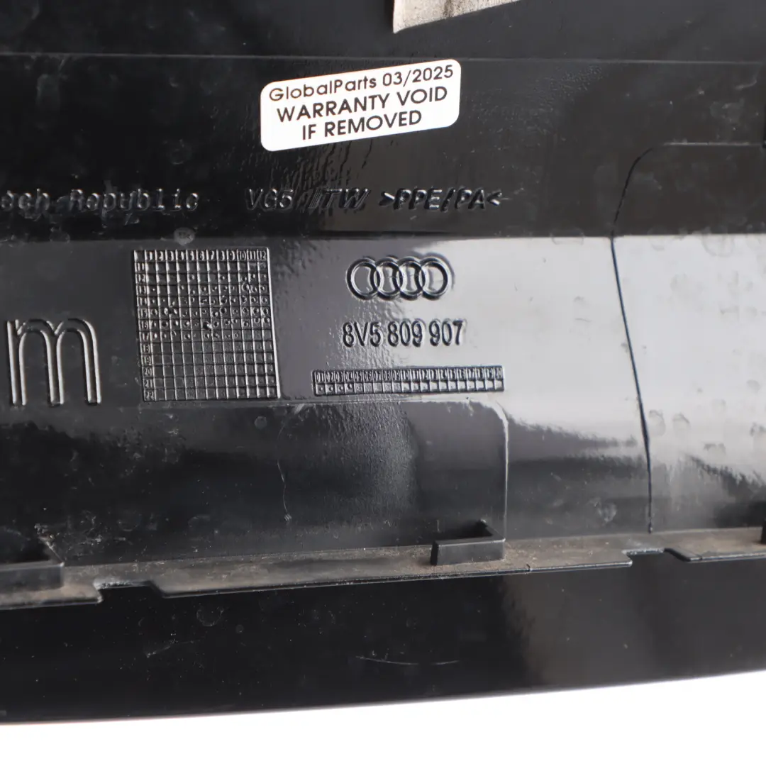 Sportello Serbatoio Nero Brillante Metallizzato Y9B per Audi A3 8V con numero di parte 8V5809907 Audi A3 8V Sportello Serbatoio Nero Brillante Metallizzato Y9B - SKU 8V5809907-BBL - Numero di parte 8V5809907