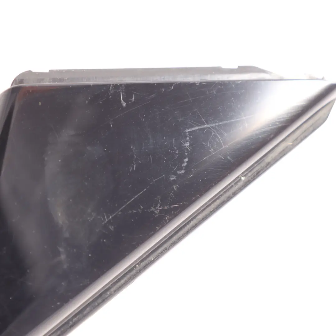 Rivestimento Triangolo Anteriore Sinistra Esterno Nero per Audi A4 S4 B9 con numero di parte 8W0837637A Audi A4 S4 B9 Rivestimento Triangolo Anteriore Sinistra Esterno Nero - SKU 8W0837637A - Numero di parte 8W0837637A