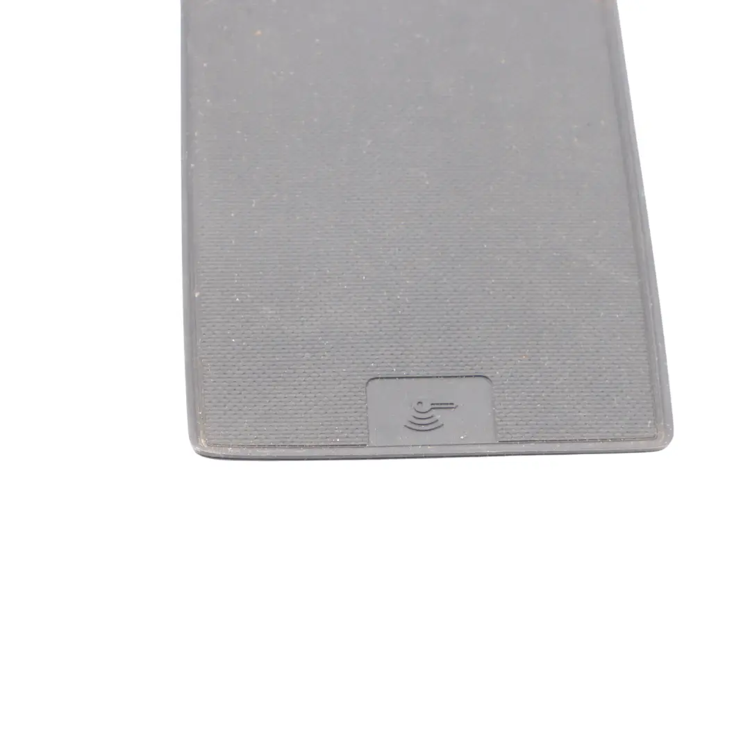 Gumowa Wkładka Schowka do Audi A5 F5 o numerze 8W0863301 Audi A5 F5 Gumowa Wkładka Schowka - SKU 8W0863301 - Numer Części 8W0863301