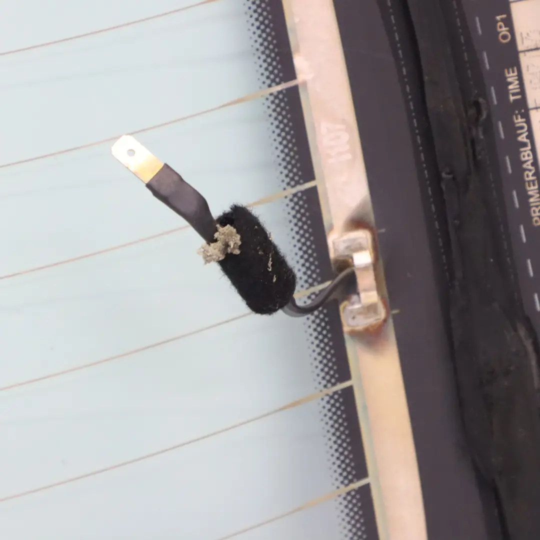 Tylna Szyba Klapy Bagażnika AS2 do Audi A4 B9 8W Avant o numerze 8W9845501D Audi A4 B9 8W Avant Tylna Szyba Klapy Bagażnika AS2 - SKU 8W9845501D - Numer Części 8W9845501D