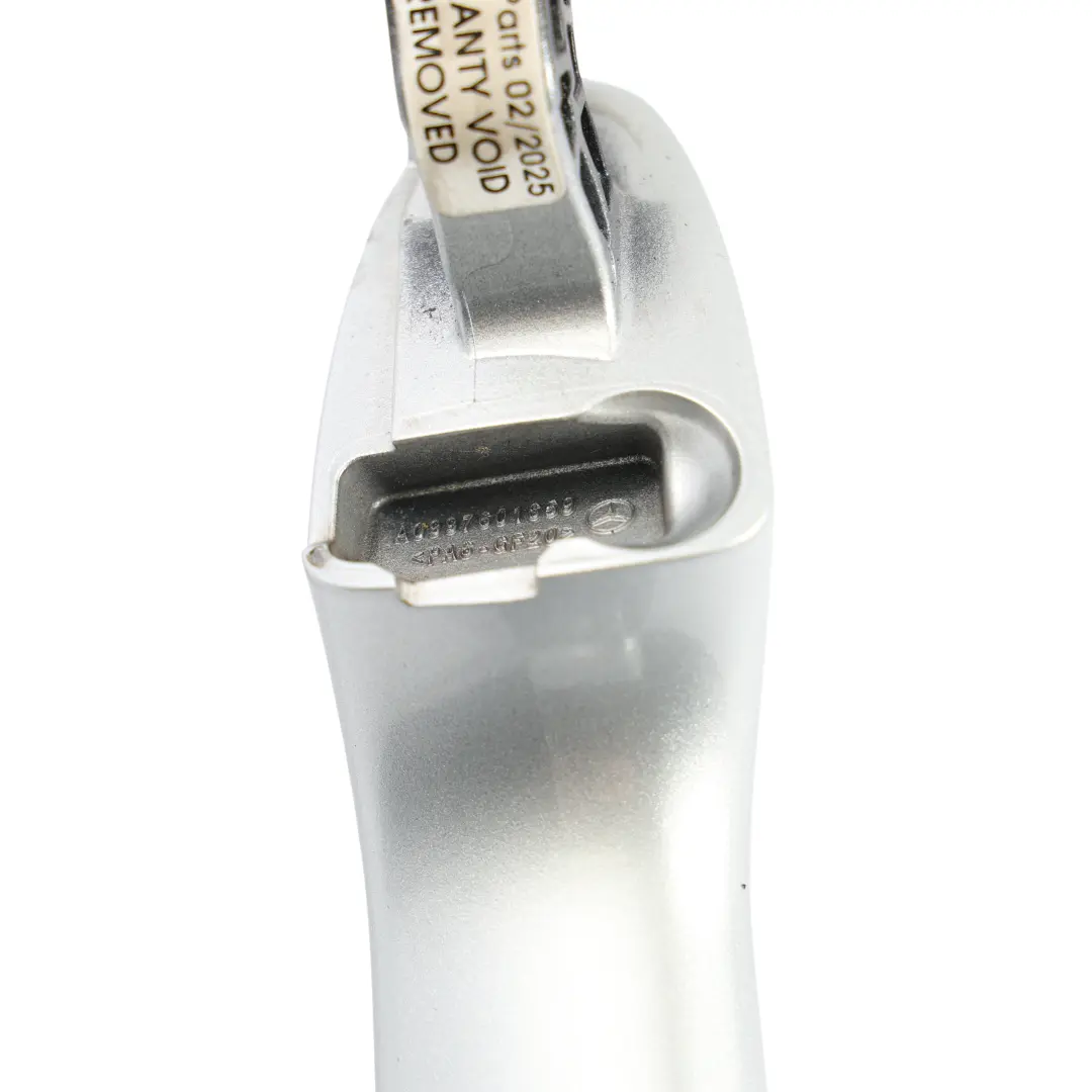 Manija De La Puerta Exterior Trasera Derecha Iridium Silver - 775 para Mercedes X253 con número de pieza A0997605601 Mercedes X253 Manija De La Puerta Exterior Trasera Derecha Iridium Silver - 775 - SKU A0997605601-IRS - Número de pieza A0997605601