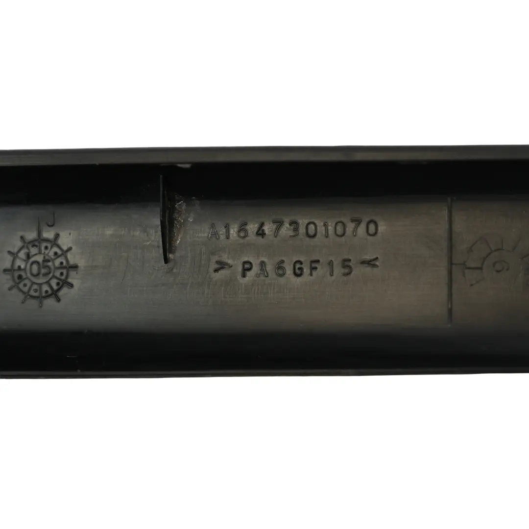 Mercedes ML W164 Garniture De Cadre De Vitre Arrière Droite Noire - SKU A1647301070-2 - Numéro de pièce A1647301070