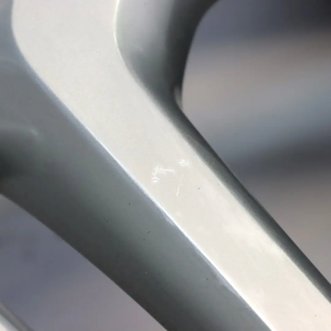 Felga Aluminiowa Srebrna 21" 10J ET:46 do Mercedes ML W166 AMG o numerze A1664012502 Mercedes ML W166 AMG Felga Aluminiowa Srebrna 21" 10J ET:46 - SKU A1664012502-1 - Numer Części A1664012502