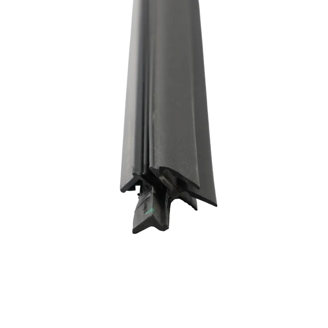 Listwa Wewnętrzna Zgarniająca Tył Lewo do Mercedes X166 o numerze A1667352300 Mercedes X166 Listwa Wewnętrzna Zgarniająca Tył Lewo - SKU A1667352300 - Numer Części A1667352300