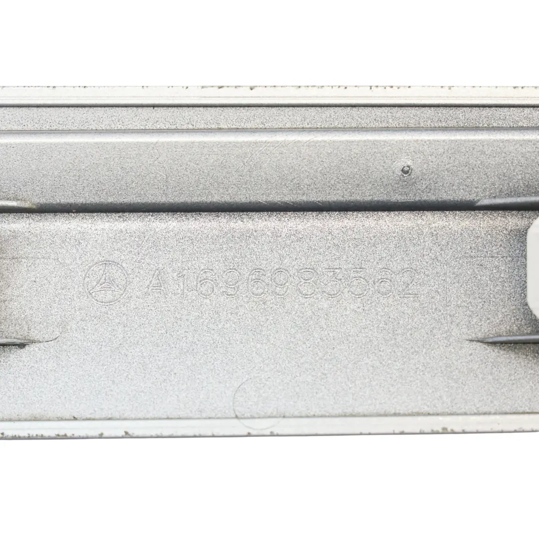 Striscia Porta Anteriore Sinistra Polar Silver Metallic - 761 per Mercedes W245 con numero di parte A1696903362 Mercedes W245 Striscia Porta Anteriore Sinistra Polar Silver Metallic - 761 - SKU A1696903362-PLS - Numero di parte A1696903362