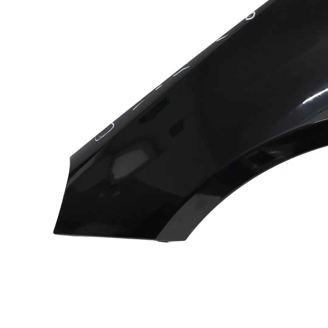 Panneau latéral aile avant gauche Cosmic Black Metallic - 191 pour Mercedes W245 à propos du numéro de pièce A1698800718 Mercedes W245 Panneau latéral aile avant gauche Cosmic Black Metallic - 191 - SKU A1698800918-KB - Numéro de pièce A1698800718