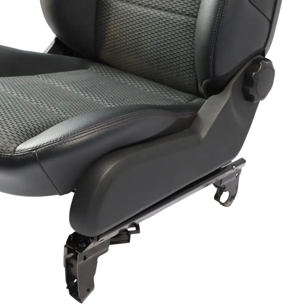 Fotel Siedzenie Lewy Przód Przedni Półskóra Antracyt do Mercedes W169 o numerze A1699106947 Mercedes W169 Fotel Siedzenie Lewy Przód Przedni Półskóra Antracyt - SKU A1699106947 - Numer Części A1699106947