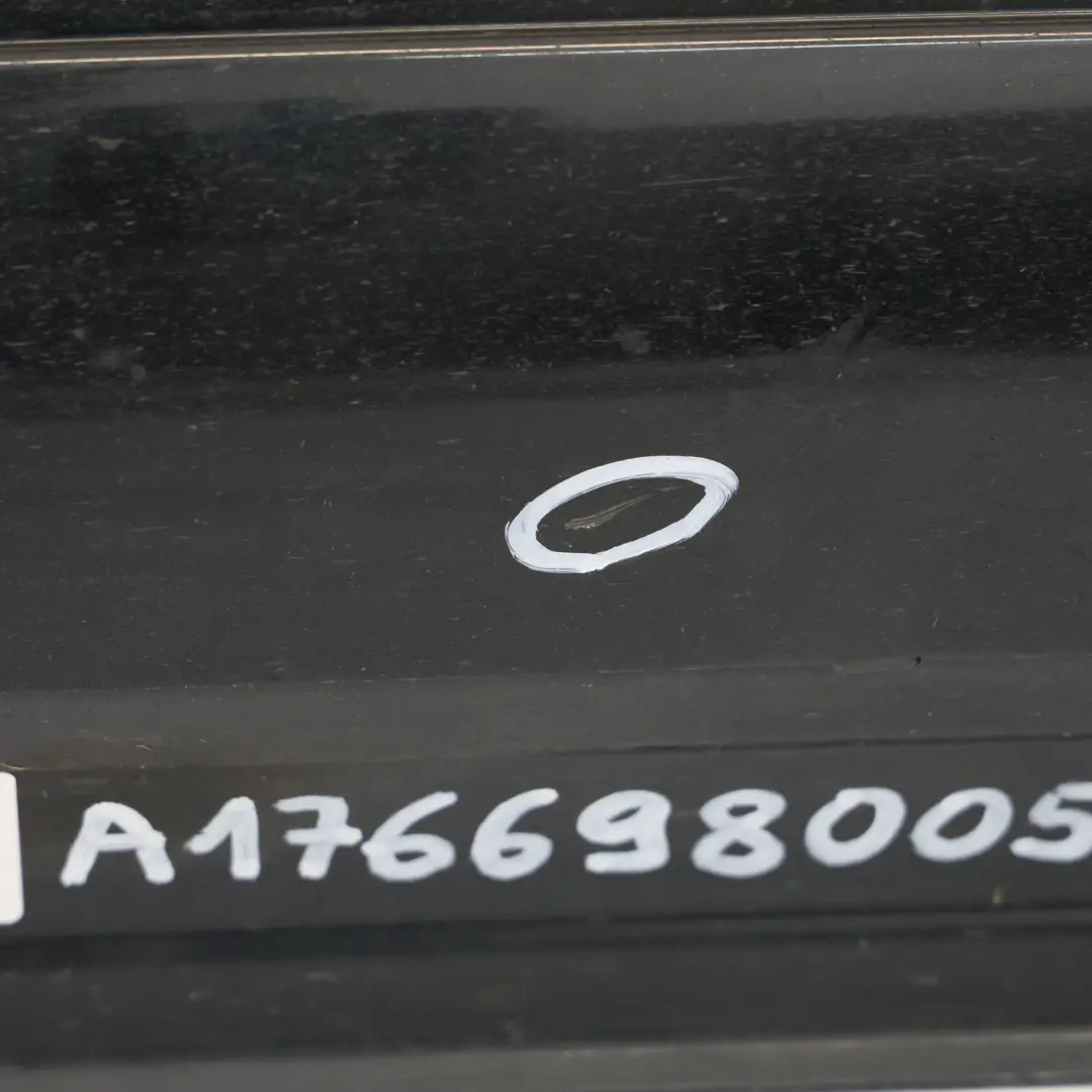 Seitenschweller AMG Links Türschwellerabdeckung Cosmic Black - 191 für Mercedes W176 mit Teilenummer A1766980054 Mercedes W176 Seitenschweller AMG Links Türschwellerabdeckung Cosmic Black - 191 - SKU A1766980054-KB5 - Teilenummer A1766980054