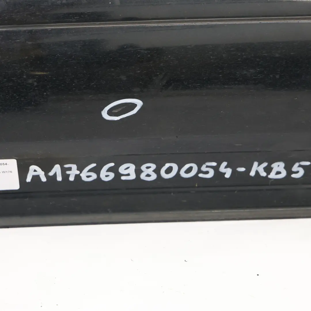 Seitenschweller AMG Links Türschwellerabdeckung Cosmic Black - 191 für Mercedes W176 mit Teilenummer A1766980054 Mercedes W176 Seitenschweller AMG Links Türschwellerabdeckung Cosmic Black - 191 - SKU A1766980054-KB5 - Teilenummer A1766980054