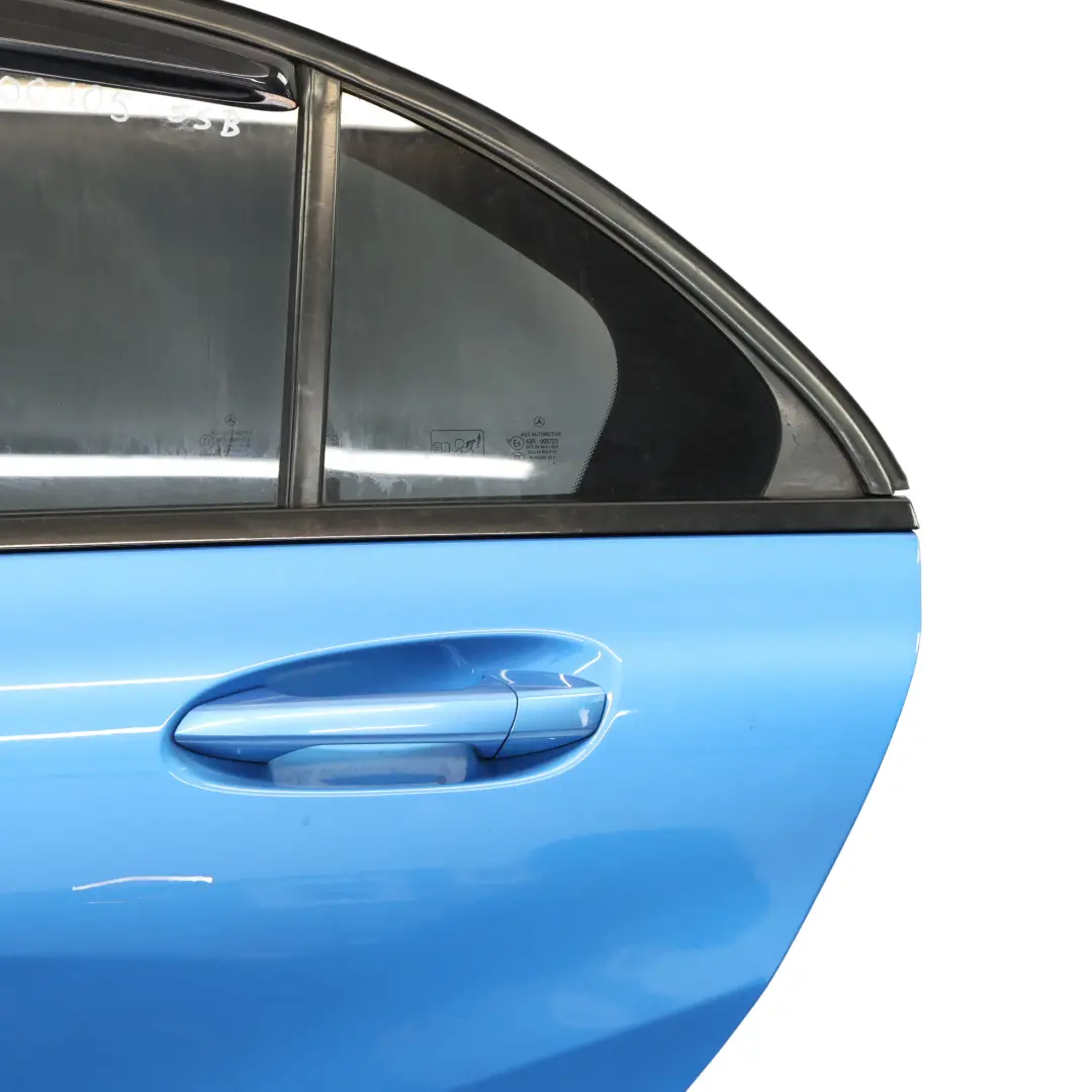 Puerta Trasera Izquierda South Seas Blue Metallic - 162 para Mercedes W176 con número de pieza A1767300105 Mercedes W176 Puerta Trasera Izquierda South Seas Blue Metallic - 162 - SKU A1767300105-SSB - Número de pieza A1767300105