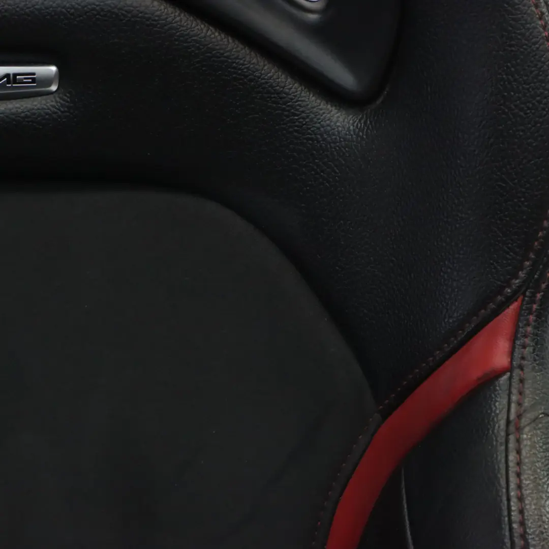 Vorder Sitz AMG Performance Leder Schwarz Rot Rechts für Mercedes W176 mit Teilenummer A1769103702 Mercedes W176 Vorder Sitz AMG Performance Leder Schwarz Rot Rechts - SKU A1769103702-1 - Teilenummer A1769103702