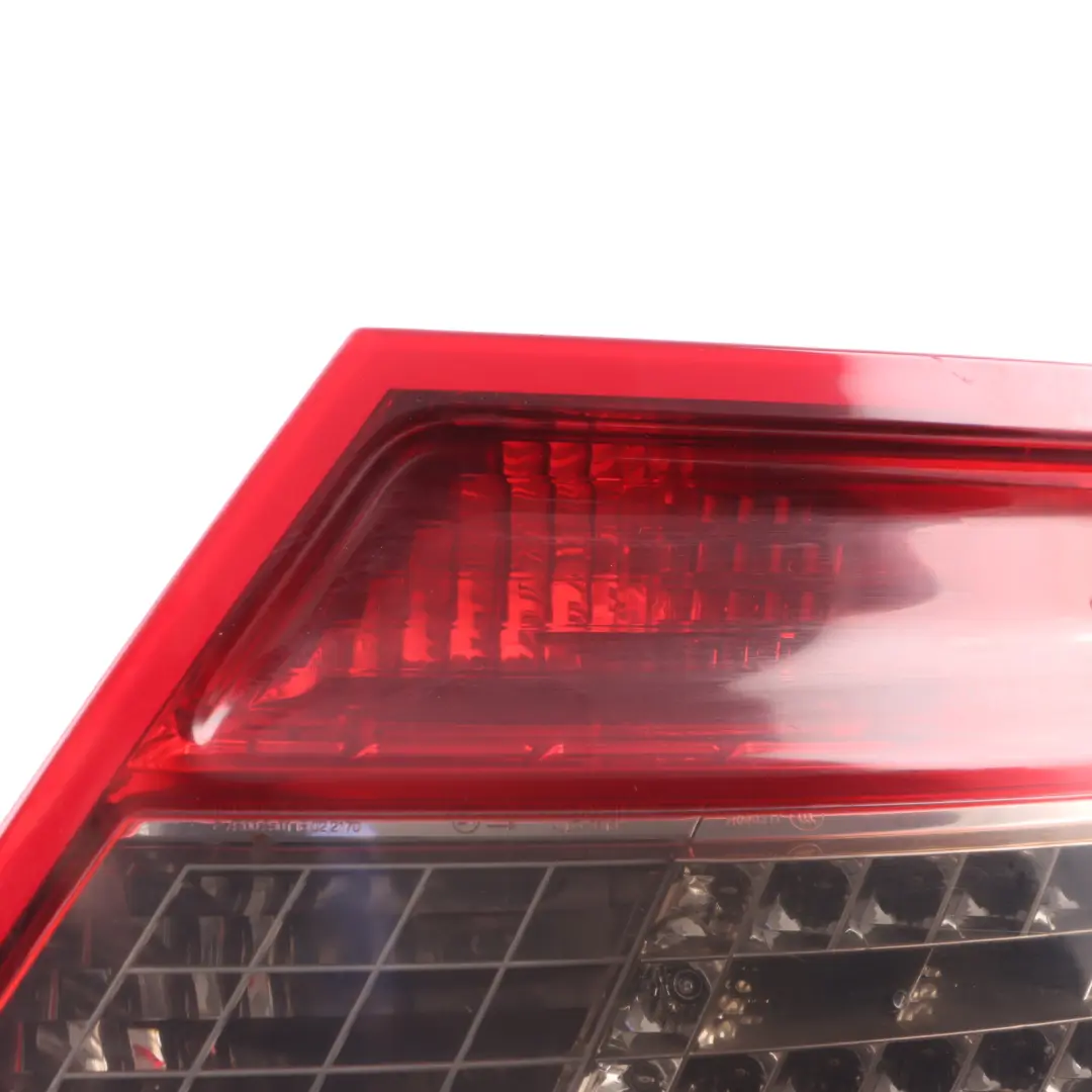 Luz Trasera Derecha Tail Light Side Panel para Mercedes W204 con número de pieza A2048202064 Mercedes W204 Luz Trasera Derecha Tail Light Side Panel - SKU A2048202064 - Número de pieza A2048202064