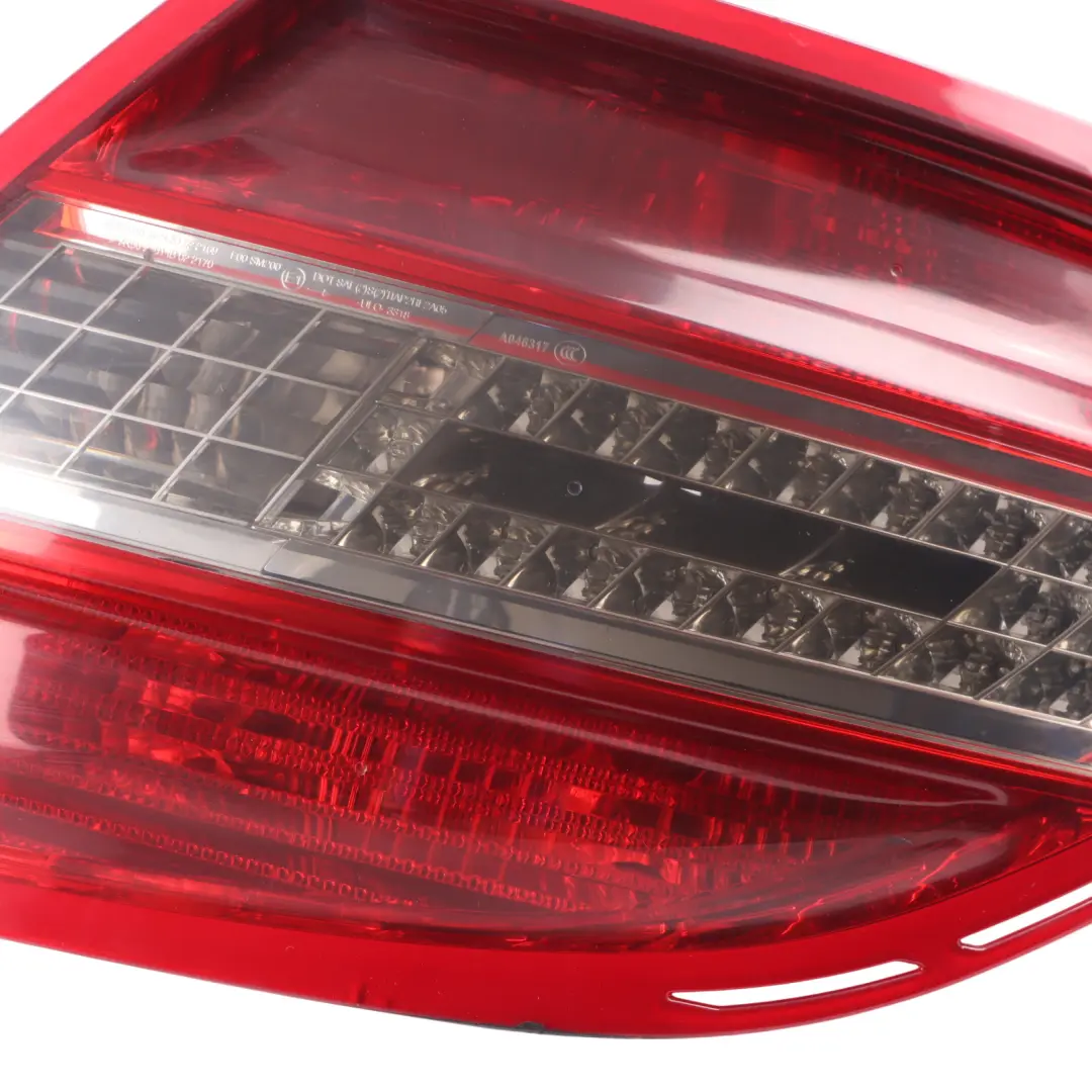 Luz Trasera Derecha Tail Light Side Panel para Mercedes W204 con número de pieza A2048202064 Mercedes W204 Luz Trasera Derecha Tail Light Side Panel - SKU A2048202064 - Número de pieza A2048202064
