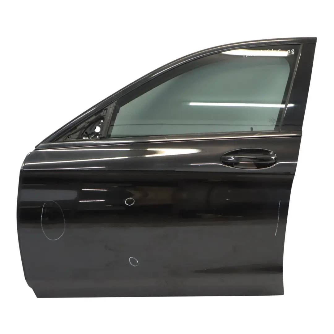Tür vorne links Obsidianschwarz Metallic - 197 für Mercedes W205 mit Teilenummer A2057200105 Mercedes W205 Tür vorne links Obsidianschwarz Metallic - 197 - SKU A2057200105-OB - Teilenummer A2057200105