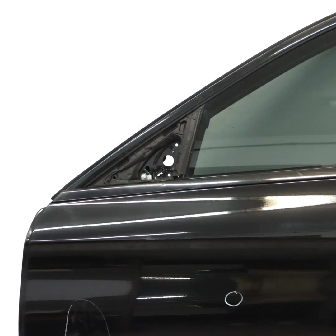 Puerta Delantera Izquierda Negro Obsidiana Metalizado - 197 para Mercedes W205 con número de pieza A2057200105 Mercedes W205 Puerta Delantera Izquierda Negro Obsidiana Metalizado - 197 - SKU A2057200105-OB - Número de pieza A2057200105