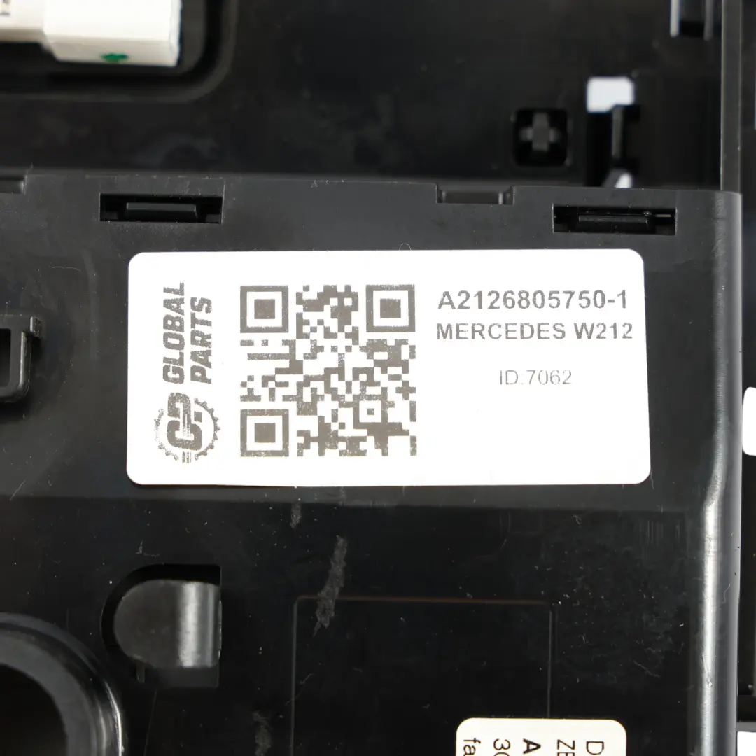 Consolle Centrale Portacenere Anteriore Coperchio per Mercedes W212 con numero di parte A2126805750 Mercedes W212 Consolle Centrale Portacenere Anteriore Coperchio - SKU A2126805750-1 - Numero di parte A2126805750