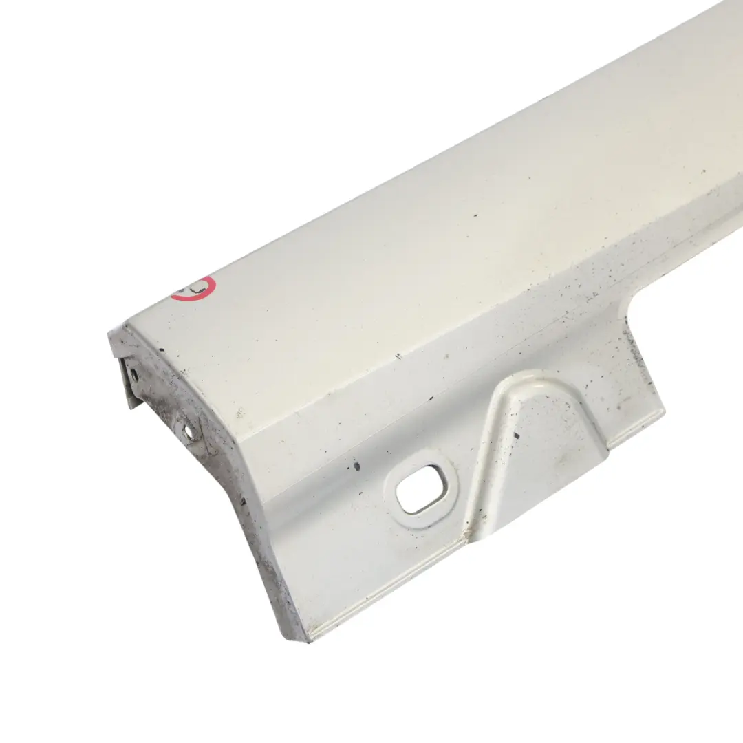 Cache-Seuil Latéral Gauche Pearl Beige Metallic - 794 pour Mercedes W212 à propos du numéro de pièce A2126980154 Mercedes W212 Cache-Seuil Latéral Gauche Pearl Beige Metallic - 794 - SKU A2126980154-PBE - Numéro de pièce A2126980154