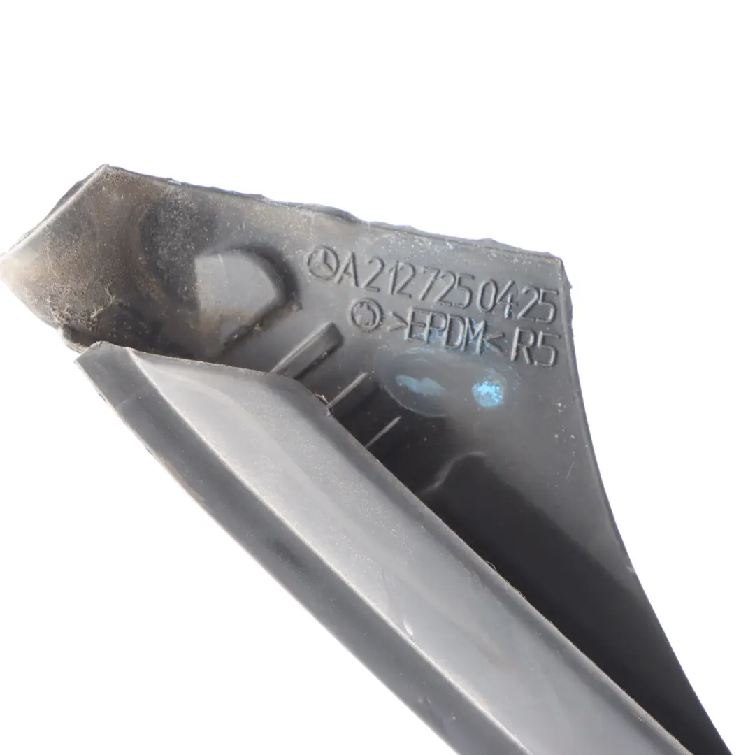 Porta Anteriore Finestra Guida Guarnizione Destra per Mercedes W212 con numero di parte A2127250425 Mercedes W212 Porta Anteriore Finestra Guida Guarnizione Destra - SKU A2127250425 - Numero di parte A2127250425