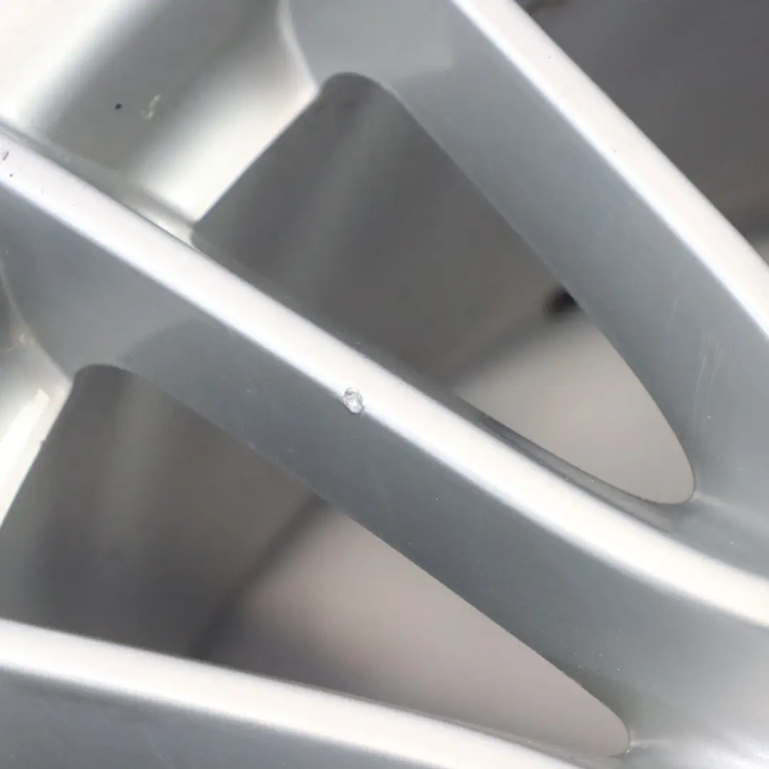 Felga Aluminiowa Tylna Srebrna 19" 9,5J ET:43 do Mercedes W221 AMG o numerze A2214015702 Mercedes W221 AMG Felga Aluminiowa Tylna Srebrna 19" 9,5J ET:43 - SKU A2214015702-1 - Numer Części A2214015702