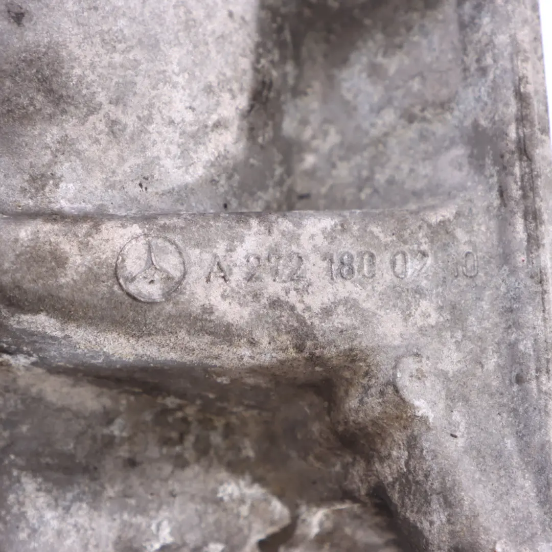 Soporte Filtro Aceite Mercedes W164 W204 C219 M272 Soporte Montaje para con número de pieza A2721800210 Soporte Filtro Aceite Mercedes W164 W204 C219 M272 Soporte Montaje - SKU A2721800210 - Número de pieza A2721800210