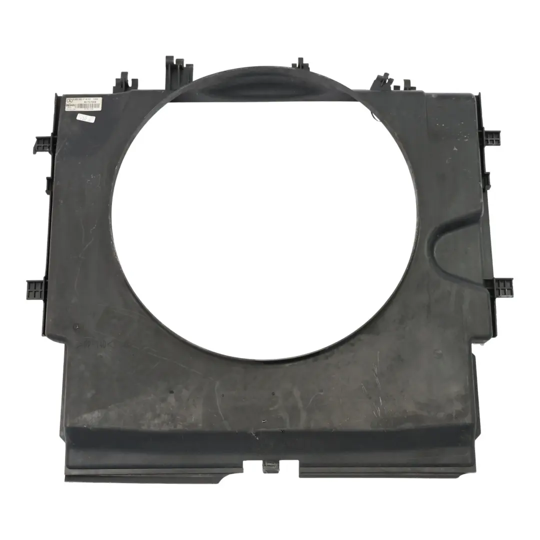 Ventola Radiatore Raffreddamento Alloggiamento per Mercedes Vito W639 con numero di parte A6395004100 Mercedes Vito W639 Ventola Radiatore Raffreddamento Alloggiamento - SKU A6395004100 - Numero di parte A6395004100