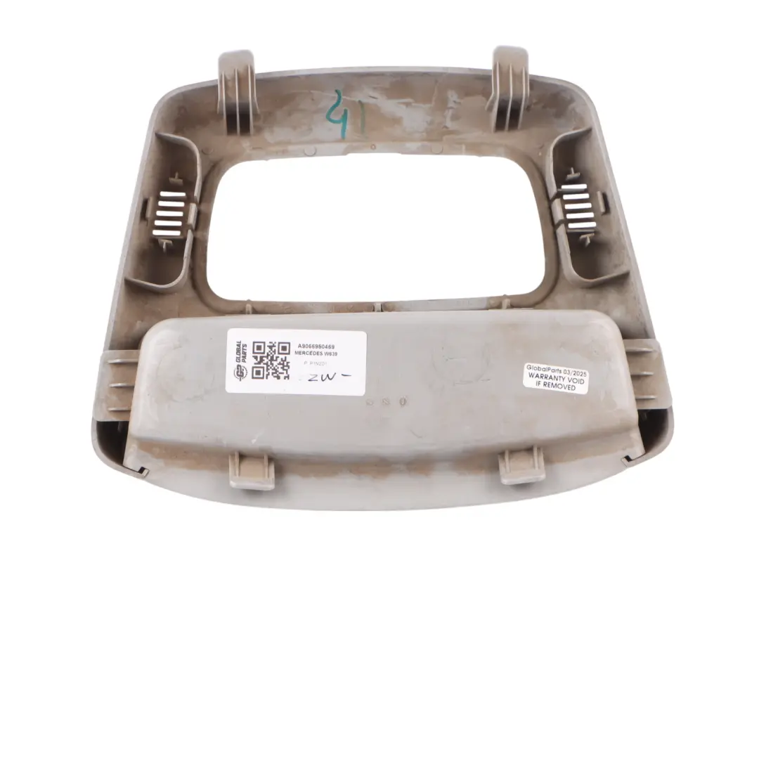 Osłona Uchwyt Mocowanie Lampki Podsufitki do Mercedes W639 W906 o numerze A9066950469 Mercedes W639 W906 Osłona Uchwyt Mocowanie Lampki Podsufitki - SKU A9066950469 - Numer Części A9066950469
