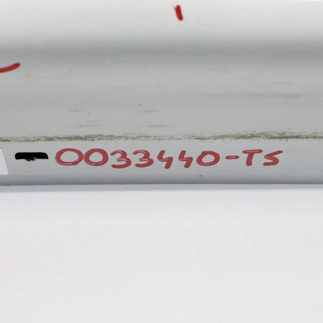 Striscia davanzale Gonna laterale destra Titansilber - 354 per BMW E90 E91 M Sport con numero di parte 0033440 BMW E90 E91 M Sport Striscia davanzale Gonna laterale destra Titansilber - 354 - SKU 0033440-TS - Numero di parte 0033440