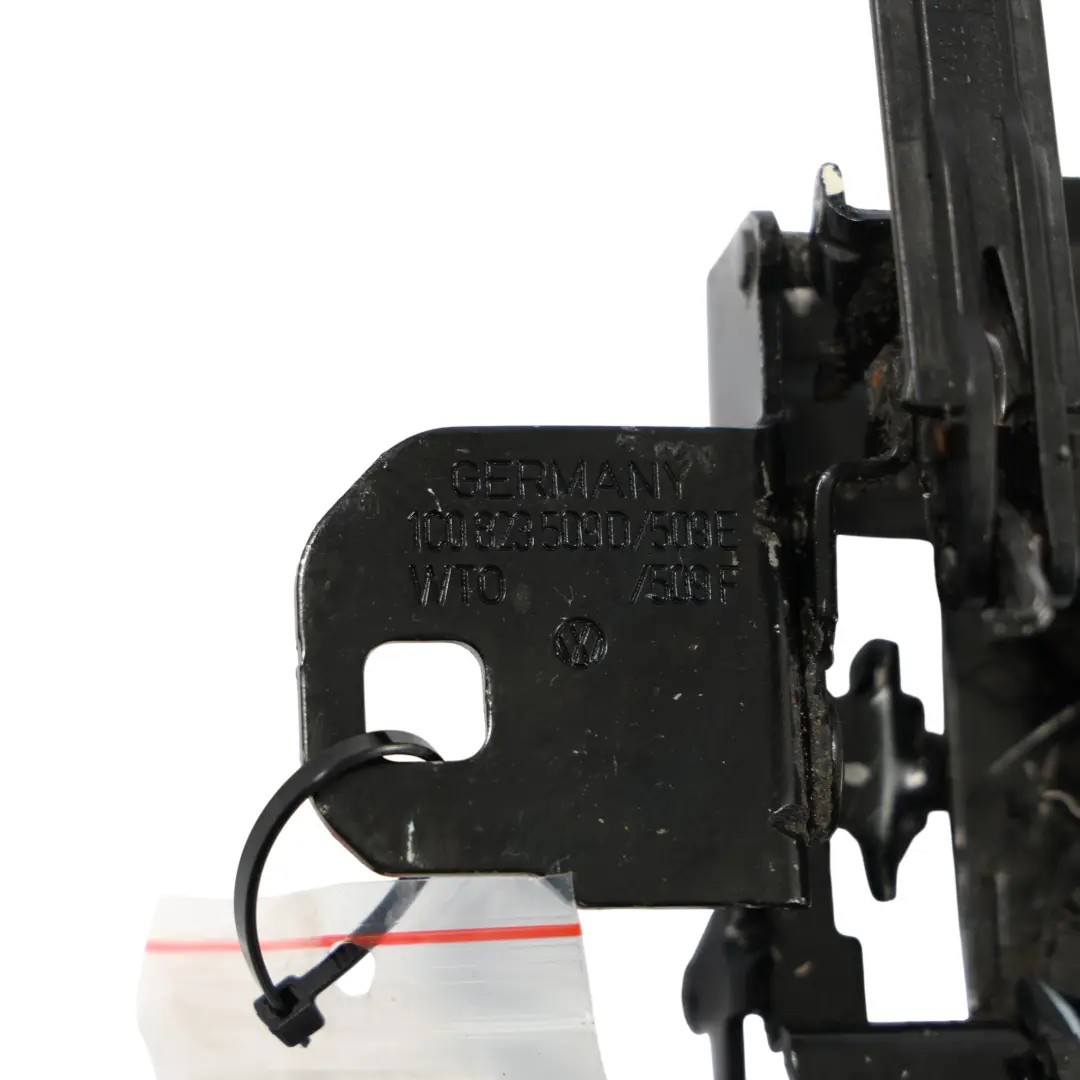 Crochet Verrouillage Inférieur De Capot Avant pour Volkswagen New Beetle à propos du numéro de pièce 1C0823509AE Volkswagen New Beetle Crochet Verrouillage Inférieur De Capot Avant - SKU 1C0823509AE - Numéro de pièce 1C0823509AE