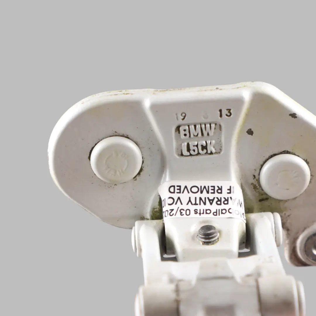 BMW E81 E84 E87 Cerniera Portellone Posteriore Sinistro Bianco Minerale - A96 - SKU 7067219-MW - Numero di parte 7067219