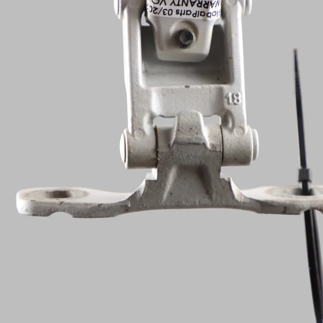 Cerniera Portellone Posteriore Sinistro Bianco Minerale - A96 per BMW E81 E84 E87 con numero di parte 7067219 BMW E81 E84 E87 Cerniera Portellone Posteriore Sinistro Bianco Minerale - A96 - SKU 7067219-MW - Numero di parte 7067219