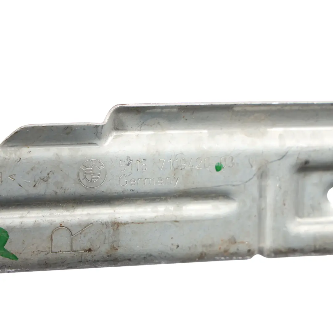 Haltegriffhalter hinten rechts Dachhimmel für BMW 1 E81 E87 E87N mit Teilenummer 51167119420 BMW 1 E81 E87 E87N Haltegriffhalter hinten rechts Dachhimmel - SKU 7119420 - Teilenummer 51167119420