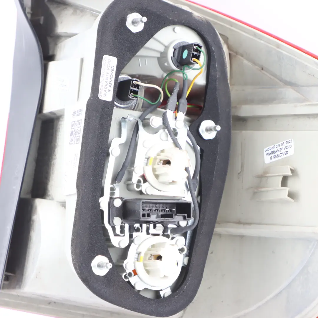 Luz Trasera En El Panel Lateral Izquierdo para BMW E70 con número de pieza 7200817 BMW E70 Luz Trasera En El Panel Lateral Izquierdo - SKU 7200817 - Número de pieza 7200817