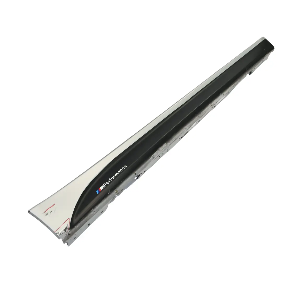 Bande de seuil latérale M Sport Droite Glacier Silver - A83 pour BMW F30 F31 à propos du numéro de pièce 8056580 BMW F30 F31 Bande de seuil latérale M Sport Droite Glacier Silver - A83 - SKU 8056580-GSB - Numéro de pièce 8056580