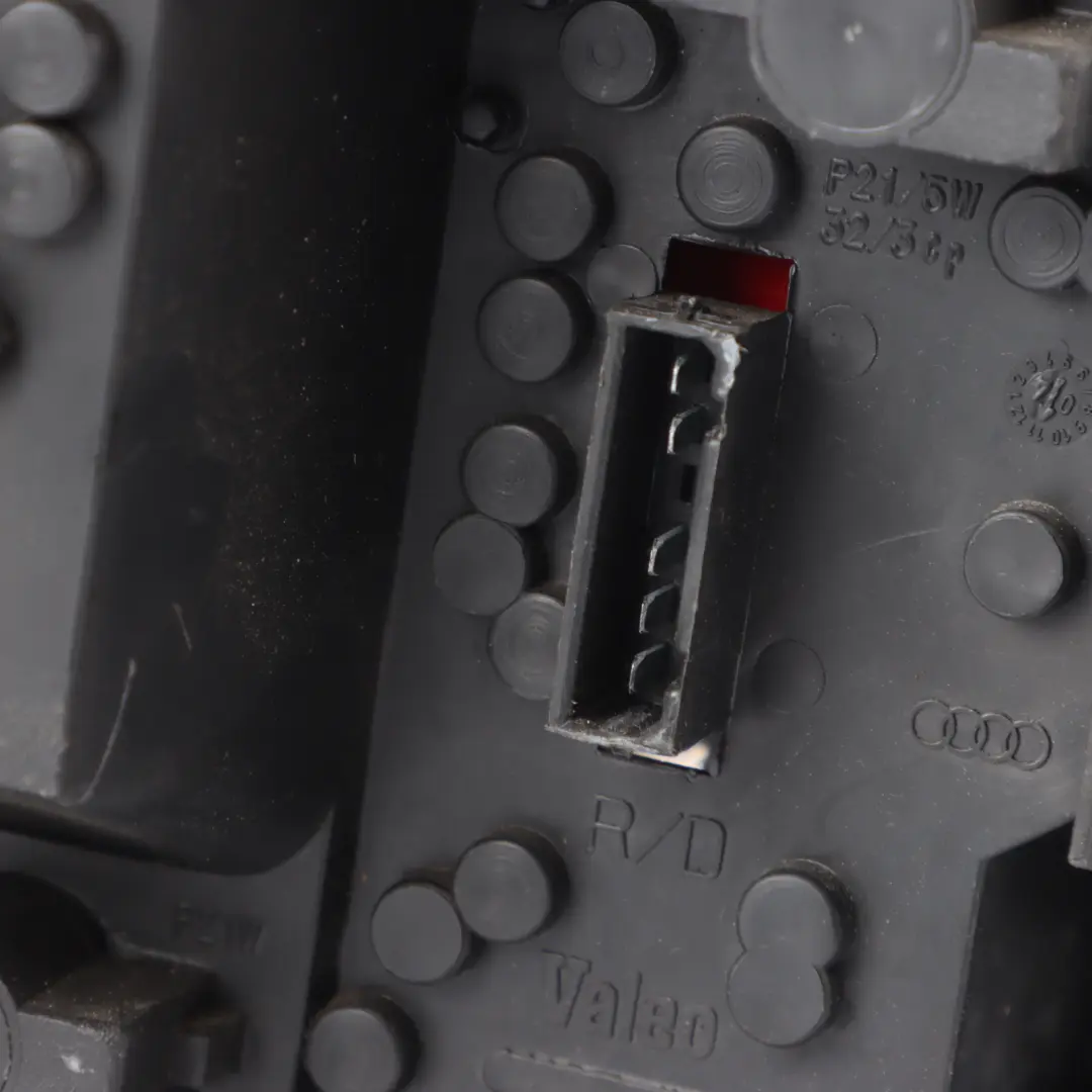 8N Mk1 Tail Light Rear Right O/S Lamp Cluster to Audi TT with Part number 8N0945096A Audi TT 8N Mk1 Tail Light Rear Right O/S Lamp Cluster - SKU 8N0945096A - Part number 8N0945096A