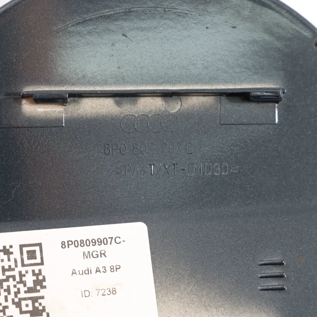 Couvercle Trappe Carburant Gris Météore - Z7H pour Audi A3 8P à propos du numéro de pièce 8P0809907C Audi A3 8P Couvercle Trappe Carburant Gris Météore - Z7H - SKU 8P0809907C-MGR - Numéro de pièce 8P0809907C
