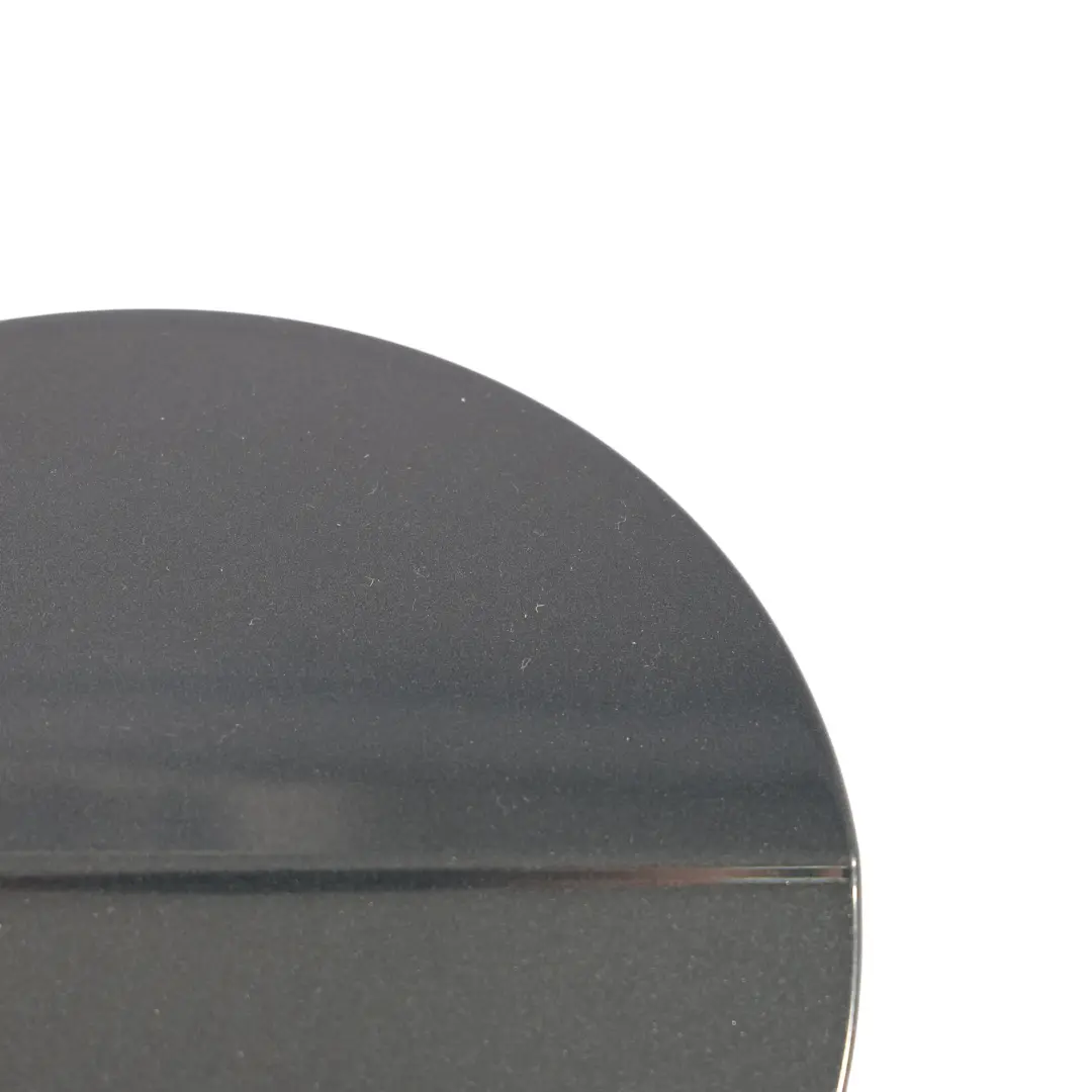 Kraft Stoff Tank Deckel Abdeckung Meteor Grau - Z7H für Audi A3 8P mit Teilenummer 8P0809907C Audi A3 8P Kraft Stoff Tank Deckel Abdeckung Meteor Grau - Z7H - SKU 8P0809907C-MGR - Teilenummer 8P0809907C