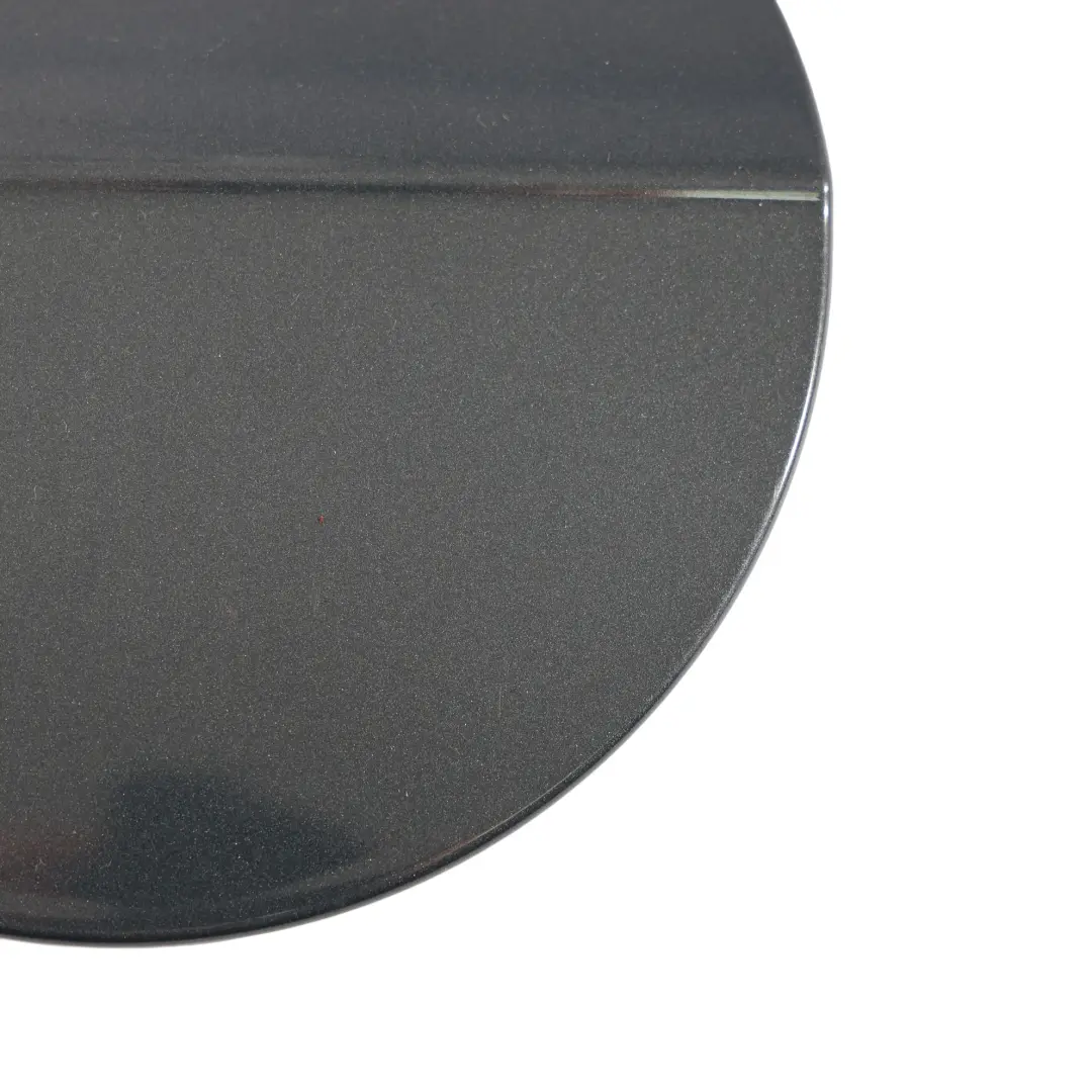 Kraft Stoff Tank Deckel Abdeckung Meteor Grau - Z7H für Audi A3 8P mit Teilenummer 8P0809907C Audi A3 8P Kraft Stoff Tank Deckel Abdeckung Meteor Grau - Z7H - SKU 8P0809907C-MGR - Teilenummer 8P0809907C