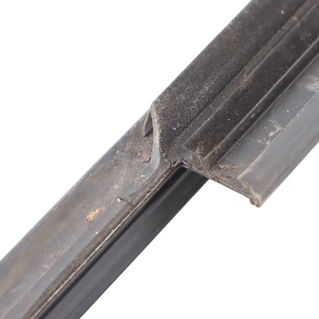 Front Door Outer Trim Strip Seal Gasket Right O/S to Audi Q5 8R with Part number 8R0853284H Audi Q5 8R Front Door Outer Trim Strip Seal Gasket Right O/S - SKU 8R0853284H - Part number 8R0853284H