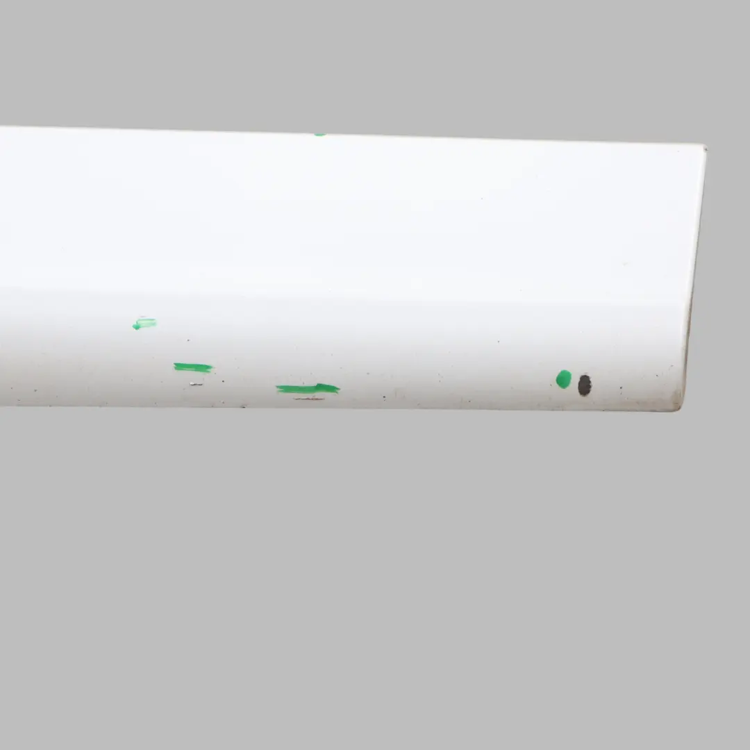 Modanatura Inferiore Porta Anteriore Destra Bianco Ghiaccio S9R per Audi Q5 8R con numero di parte 8R0853960B Audi Q5 8R Modanatura Inferiore Porta Anteriore Destra Bianco Ghiaccio S9R - SKU 8R0853960B-MGW - Numero di parte 8R0853960B