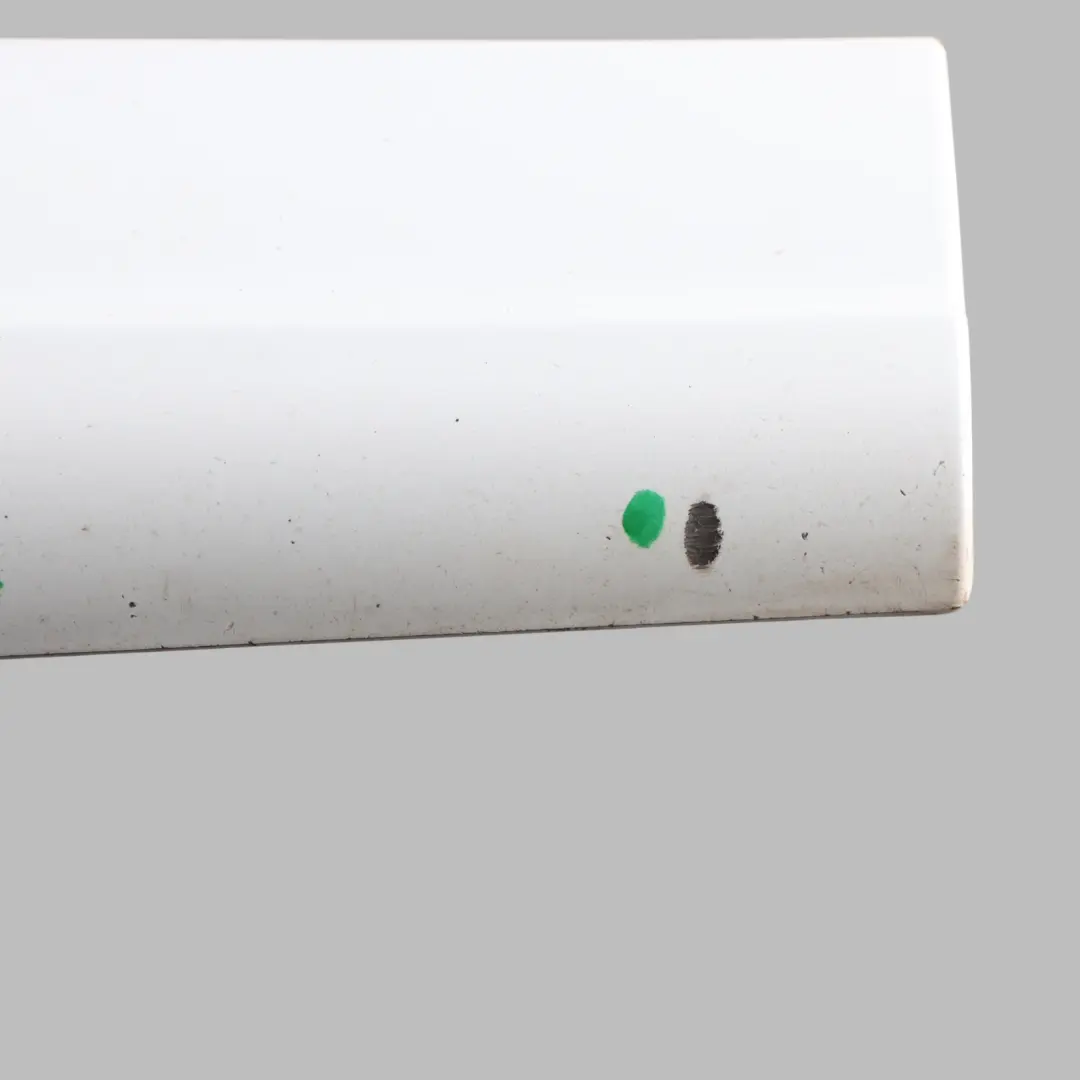 Modanatura Inferiore Porta Anteriore Destra Bianco Ghiaccio S9R per Audi Q5 8R con numero di parte 8R0853960B Audi Q5 8R Modanatura Inferiore Porta Anteriore Destra Bianco Ghiaccio S9R - SKU 8R0853960B-MGW - Numero di parte 8R0853960B