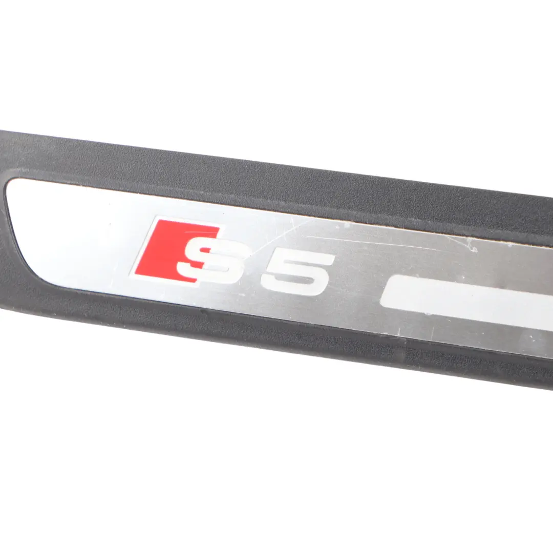 Próg Wewnętrzny Prawy Osłona Panelu S Line do Audi S5 8T Coupe o numerze 8T0853374 Audi S5 8T Coupe Próg Wewnętrzny Prawy Osłona Panelu S Line - SKU 8T0853374 - Numer Części 8T0853374