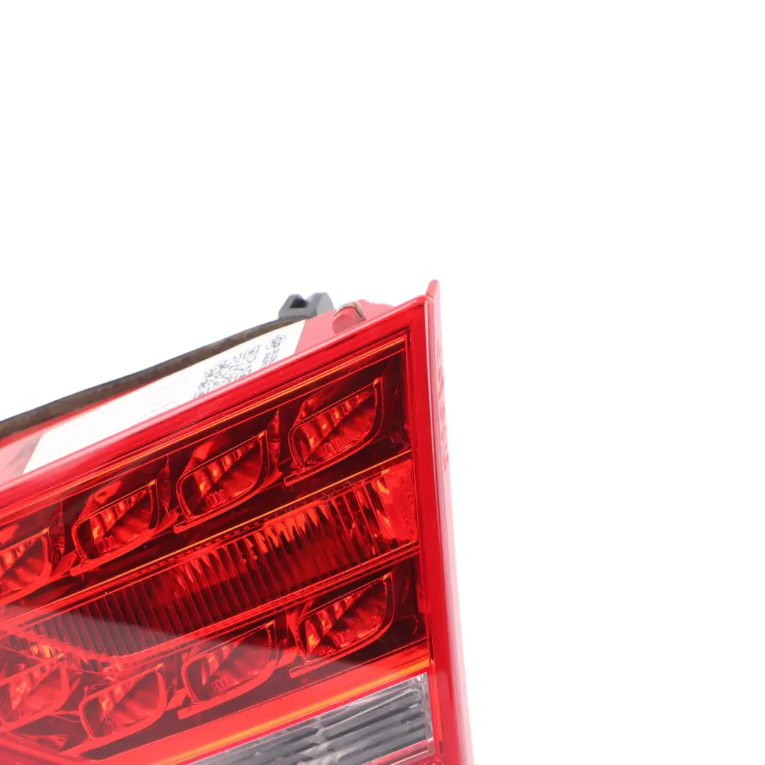 Lampa Wewnętrzna Klapa Prawa Tył Tylna do Audi A5 8T o numerze 8T0945094A Audi A5 8T Lampa Wewnętrzna Klapa Prawa Tył Tylna - SKU 8T0945094A - Numer Części 8T0945094A