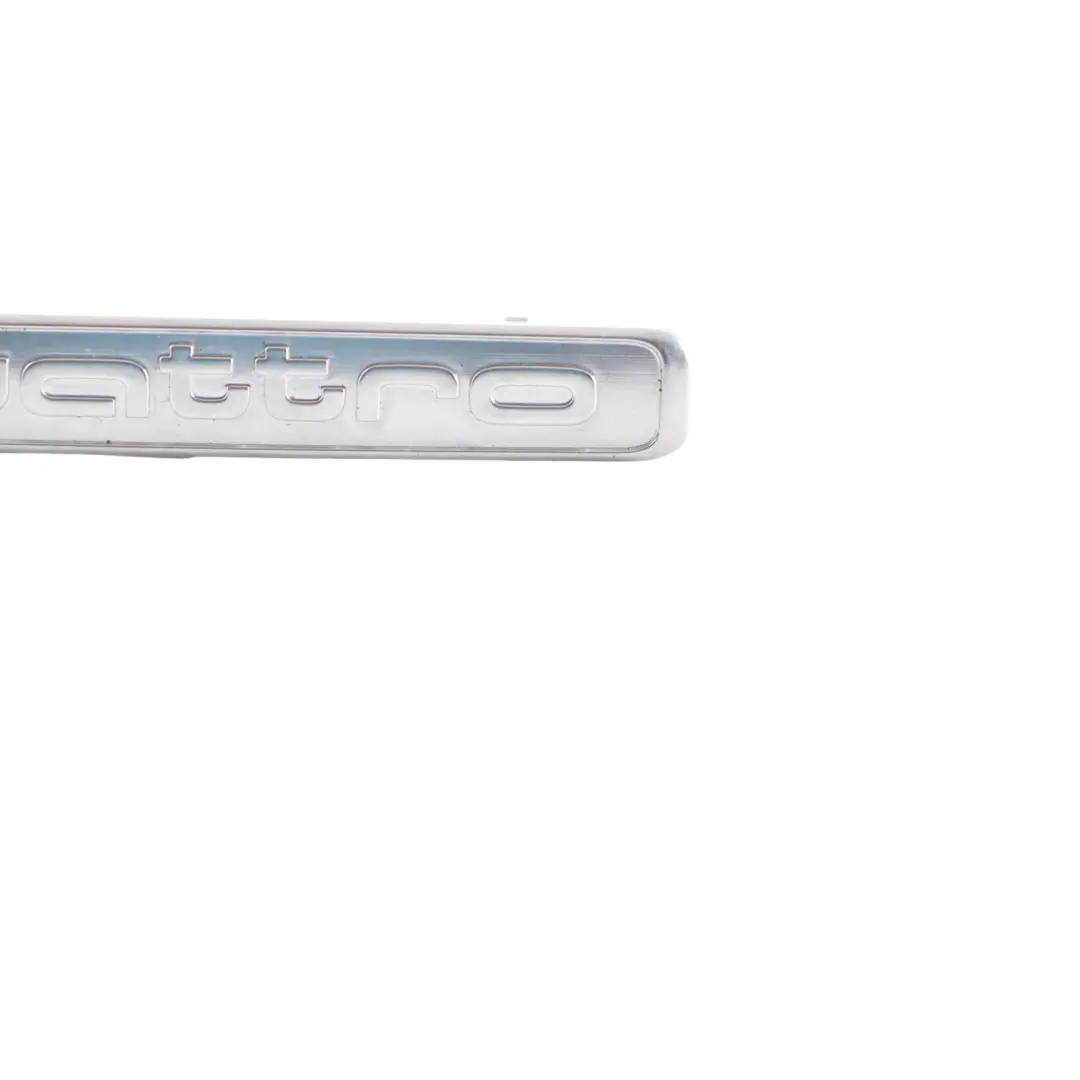 Pannello Rivestimento Cromato Etichetta Quattro Console Cruscotto per Audi RS3 A3 8V con numero di parte 8V0853191E Audi RS3 A3 8V Pannello Rivestimento Cromato Etichetta Quattro Console Cruscotto - SKU 8V0853191E - Numero di parte 8V0853191E