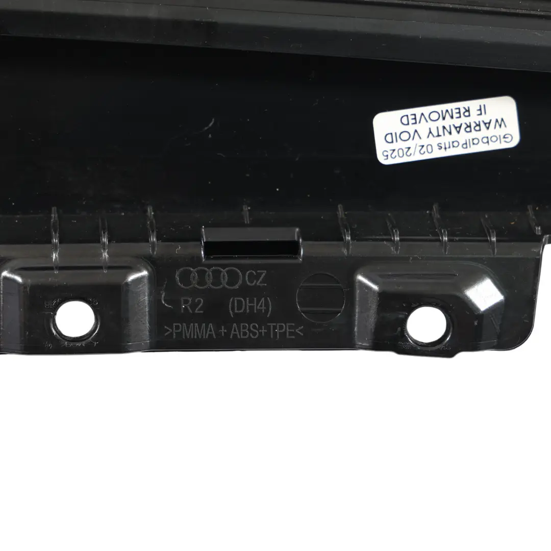 Copertura Colonna B Destra Striscia Nera Di Rivestimento per Audi A3 8V con numero di parte 8V5839902B Audi A3 8V Copertura Colonna B Destra Striscia Nera Di Rivestimento - SKU 8V5839902B - Numero di parte 8V5839902B